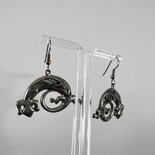 Load image into Gallery viewer, Vintage Gecko Silver Metal Earrings