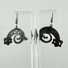 Load image into Gallery viewer, Vintage Gecko Silver Metal Earrings