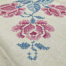 Load image into Gallery viewer, 50s Hand Embroidered Roses Linen Card Table Tablecloth & Napkins Set