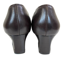 Load image into Gallery viewer, Salvatore Ferragamo Brown Leather Low Classic Heel Pump Size 7 4A Narrow