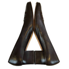 Load image into Gallery viewer, Salvatore Ferragamo Brown Leather Low Classic Heel Pump Size 7 4A Narrow