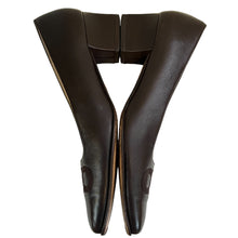 Load image into Gallery viewer, Salvatore Ferragamo Brown Leather Low Classic Heel Pump Size 7 4A Narrow