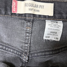 Load image into Gallery viewer, Early 2000s Levi's 505 Regular Fit Jeans 34