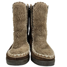 Load image into Gallery viewer, Vintage 70s Snowland Brown Suede Moccasin Boots Size 5.5