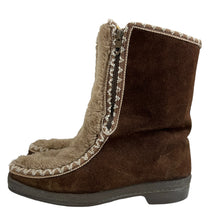 Load image into Gallery viewer, Vintage 70s Snowland Brown Suede Moccasin Boots Size 5.5