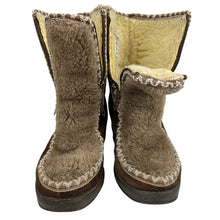 Load image into Gallery viewer, Vintage 70s Snowland Brown Suede Moccasin Boots Size 5.5