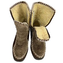 Load image into Gallery viewer, Vintage 70s Snowland Brown Suede Moccasin Boots Size 5.5