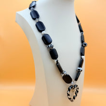 Load image into Gallery viewer, Vintage Y2K Glass Agate Beaded Heart Pendant Necklace