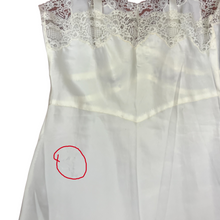 Load image into Gallery viewer, Vintage Full Slip Size 32