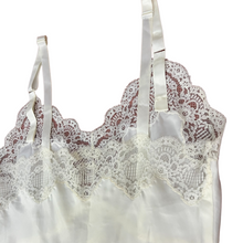 Load image into Gallery viewer, Vintage Full Slip Size 32