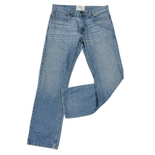 Load image into Gallery viewer, Y2K Levis Slim Straight Jeans Medium Wash Denim 32x30
