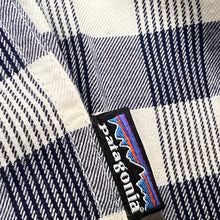 Load image into Gallery viewer, Patagonia Organic Cotton Button-Up Shirt Size Small
