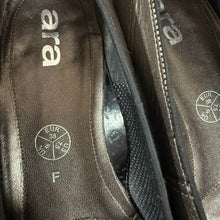 Load image into Gallery viewer, ARA Two Tone Cap Toe Ballet Flats Size 7.5
