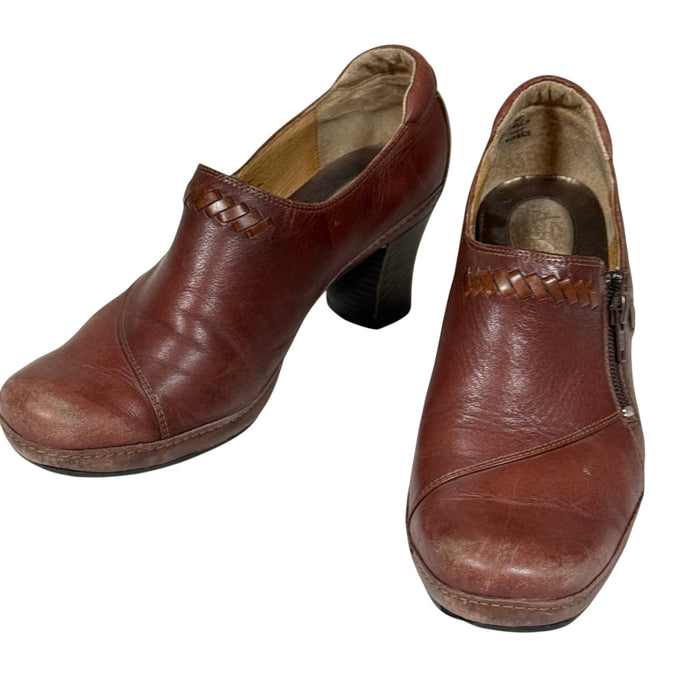 2000s Artisan Brown Leather heeled Booties Size 9