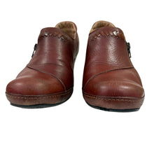 Load image into Gallery viewer, 2000s Artisan Brown Leather Heeled Booties Size 9
