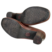 Load image into Gallery viewer, 2000s Artisan Brown Leather Heeled Booties Size 9
