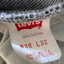 Load image into Gallery viewer, Vintage Levis 505 Orange Tab Jeans Relaxed Fit Straight Size 34in x 32in
